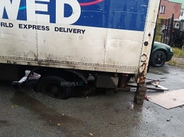 Новый провал. Асфальт рухнул под грузовиком в Барнауле