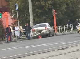 Автомобили столкнулись на оживленном перекрестке в Кемерове