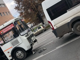 Маршрутка врезалась в микроавтобус в Кемерове