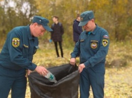 Сотрудники МЧС очистили берег реки в Алтайском крае