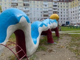 Опасная фигура появилась на детской площадке в Кемерове