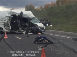 Очевидцы сообщили о смертельном ДТП с микроавтобусом на кемеровской трассе