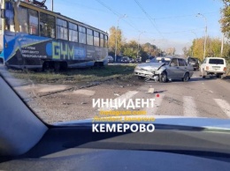 Автомобиль получил серьезные повреждения в ДТП в Кемерове