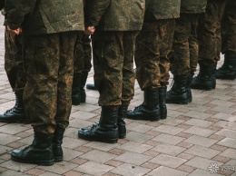 Солдат-лихач из Кузбасса причинил полицейскому боль на капоте