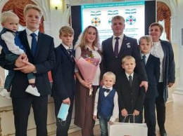 Почетное звание «За заслуги в воспитании детей» получила пушкинская многодетная семья