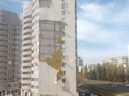 Ветер продолжает раздевать многоэтажку в Белгороде