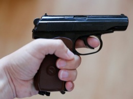 Грабитель вымогал деньги у калининградки, угрожая пистолетом ее ребенку