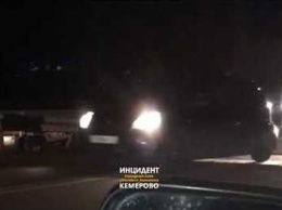 Легковушка влетела в отбойник на мосту в Кемерове