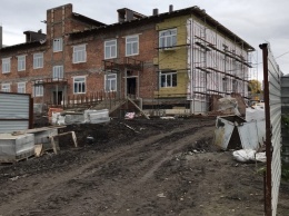 В Алтайском районе не успевают достроить поликлинику в срок