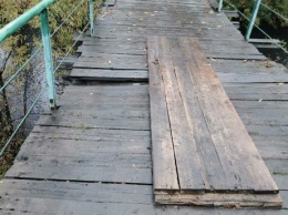 Жительница Кузбасса пожаловалась на опасный "ремонт" дырявого моста
