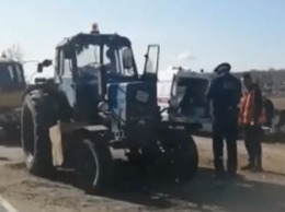 На месте дорожных работ в Приамурье столкнулись три авто и трактор