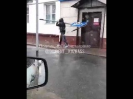 Неизвестный украл дорожный знак в Кемерове