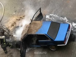 В Калининграде горящую машину пытался потушить экскаватор (видео)