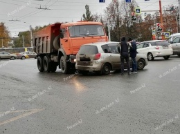 КАМАЗ протаранил легковушку на кемеровском проспекте