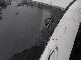 Неизвестный разбил стекло чужого автомобиля выброшенной бутылкой в Кемерове