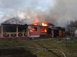 Пожар на частном подворье в Благовещенске тушили 28 человек