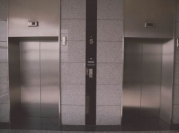 СМИ: лифт с пассажирами рухнул в питерской многоэтажке