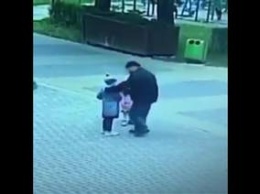 Незнакомец поцеловал ребенка в губы на улице в Калининградской области