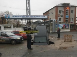 Авто начальника «Новоалтайских теплосетей» провалилось под землю прямо у проходной предприятия