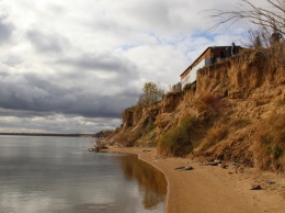 Комиссия обследовала обрушающийся берег в известном алтайском городе-курорте