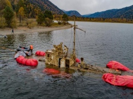 Со дна Телецкого озера подняли затонувший корабль «Ирбис»