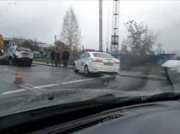 Не заметивший знак автомобилист провалился в яму в Кемерове