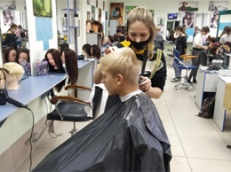 Будущие парикмахеры в Благовещенске практикуются на кадетах