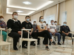 Губернатор Алтайского края провел встречу с медиками ковидного госпиталя