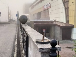 Вандалы скинули гранитный шар с мостика в Барнауле