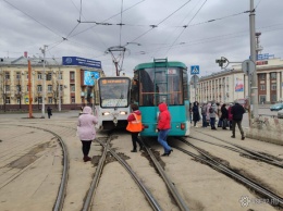 Трамвай съехал с рельсов на оживленном перекрестке в Кемерове