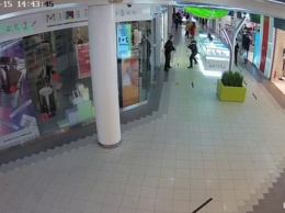 Посетитель петербургского ТЦ напал на охранника из-за нежелания носить маску