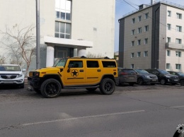 Огромный желтый внедорожник припарковался с нарушениями напротив кузбасского ГУВД