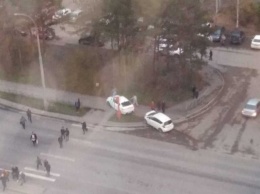 Два автомобиля вылетели на тротуар в результате ДТП в Кемерове