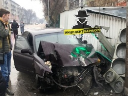 В Рубцовске автомобиль врезался в светофор и повредил цветочный киоск