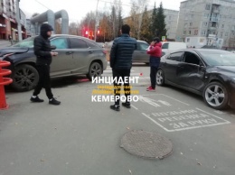 Молодой водитель дорогой иномарки попал в ДТП в Кемерове