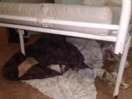 Лежащая на полу под койкой пожилая пациентка возмутила общественность Ростовской области