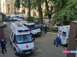 Очередь из десятков машин "скорой" у больницы обеспокоила жителей Ростова