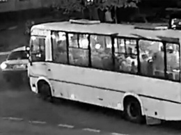 В центре Белгорода на выделенке автобус смял иномарку