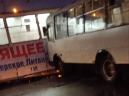 Автобус "воткнулся" в трамвай на кузбасском вокзале