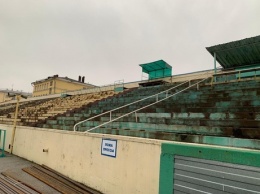 Рабочие приступили к капитальному ремонту стадиона "Металлург" в Новокузнецке