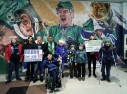 С театром на матч: артисты СГТКО свозили детей с ограниченными возможностями здоровья на хоккей