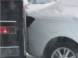 Водитель спецмашины въехал в припаркованную легковушку в Кузбассе