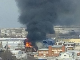 Серьезный пожар тушат в Барнауле