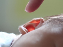 Встряхивание головы при попадании воды в уши может привести к повреждению мозга