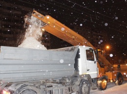 За минувшие выходные с барнаульских дорог вывезли почти восемь кубометров снега