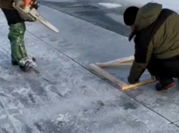 Процесс заготовки льда для кемеровского снежного городка попал на видео