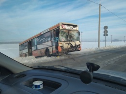 В Барнауле грузовик протаранил пассажирский автобус