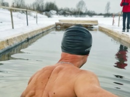 Любители зимнего плавания отметили День моржа в Кемерове