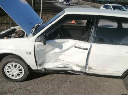 Автомобили столкнулись при повороте в Кузбассе: есть пострадавший
