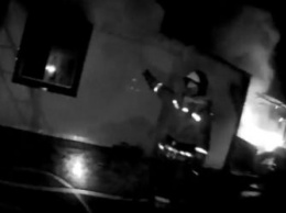 Амурский пожарный охлаждал баллоны с газом в горящем доме